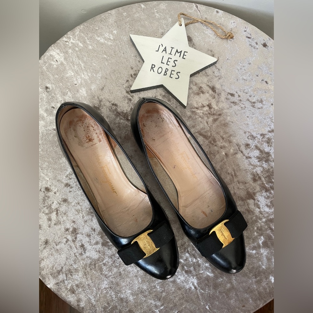 Salvatore Ferragamo 338 Vara Black Leather Pumps